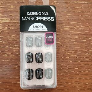 Dashing Diva Magic Press Short Nails - Black Glow In The Dark